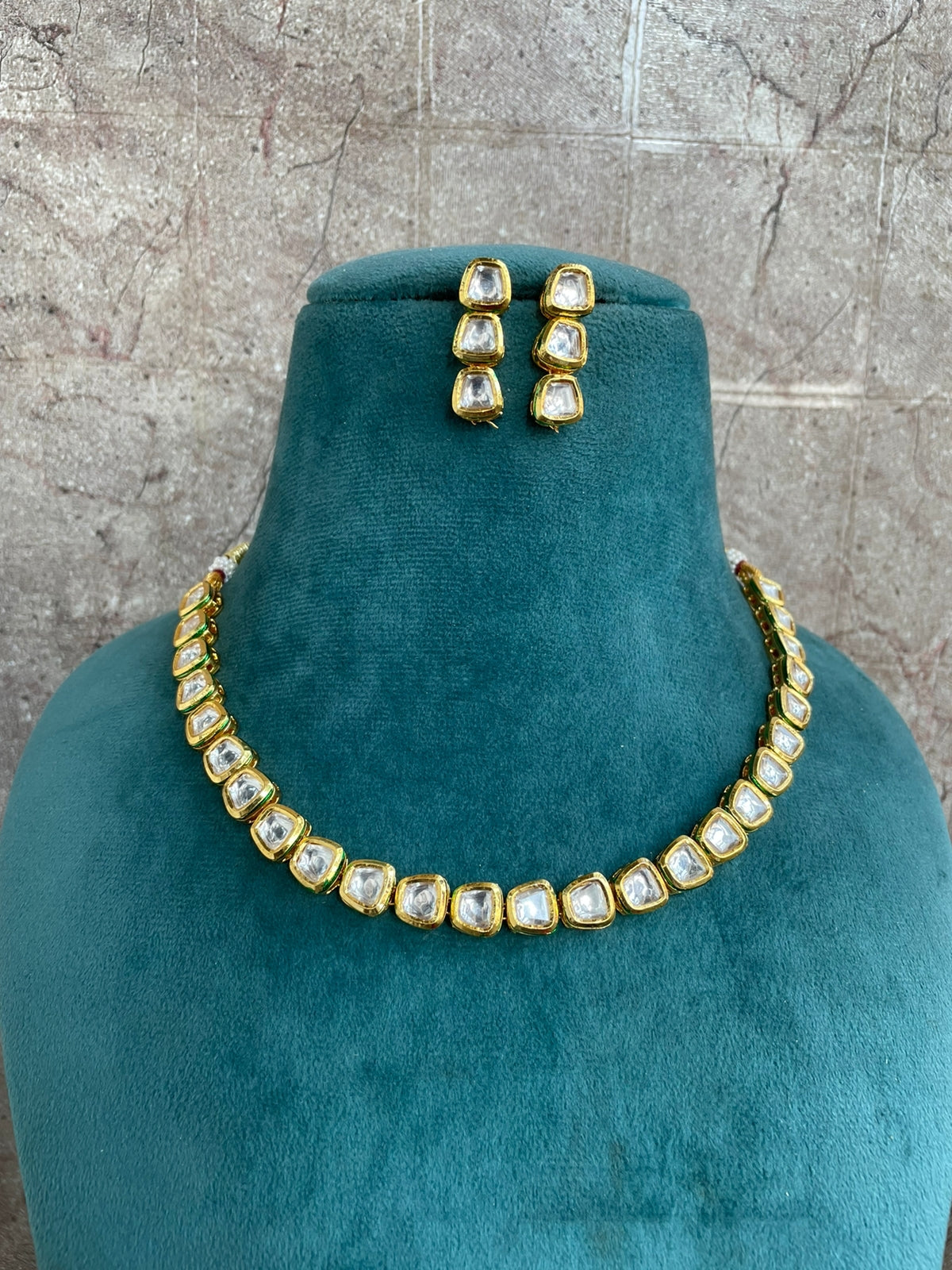 Single layer kundan neckpiece