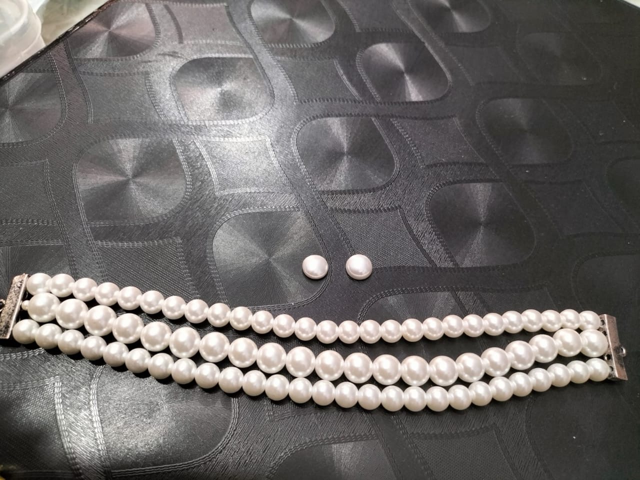 Pearl choker
