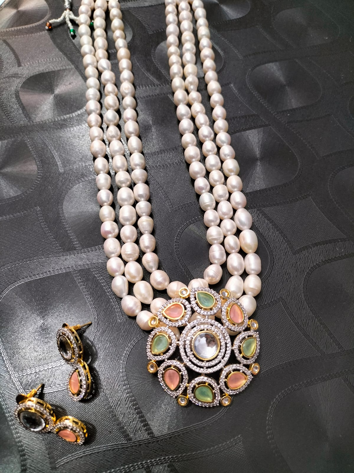 Multicolored fresh water pearl neckpiece