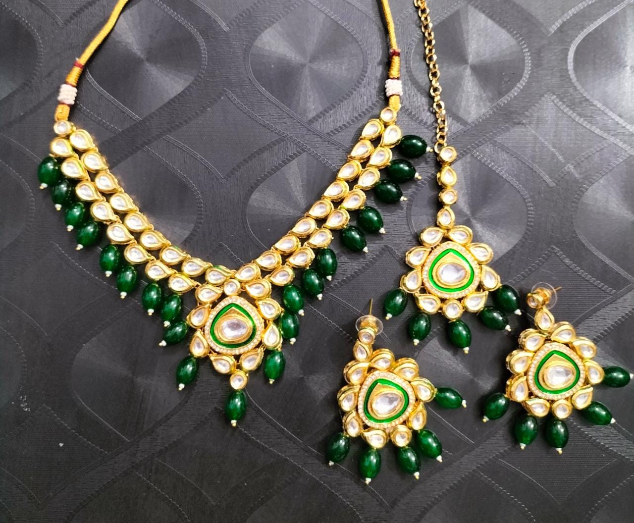 Kundan Emrald green neckpiece