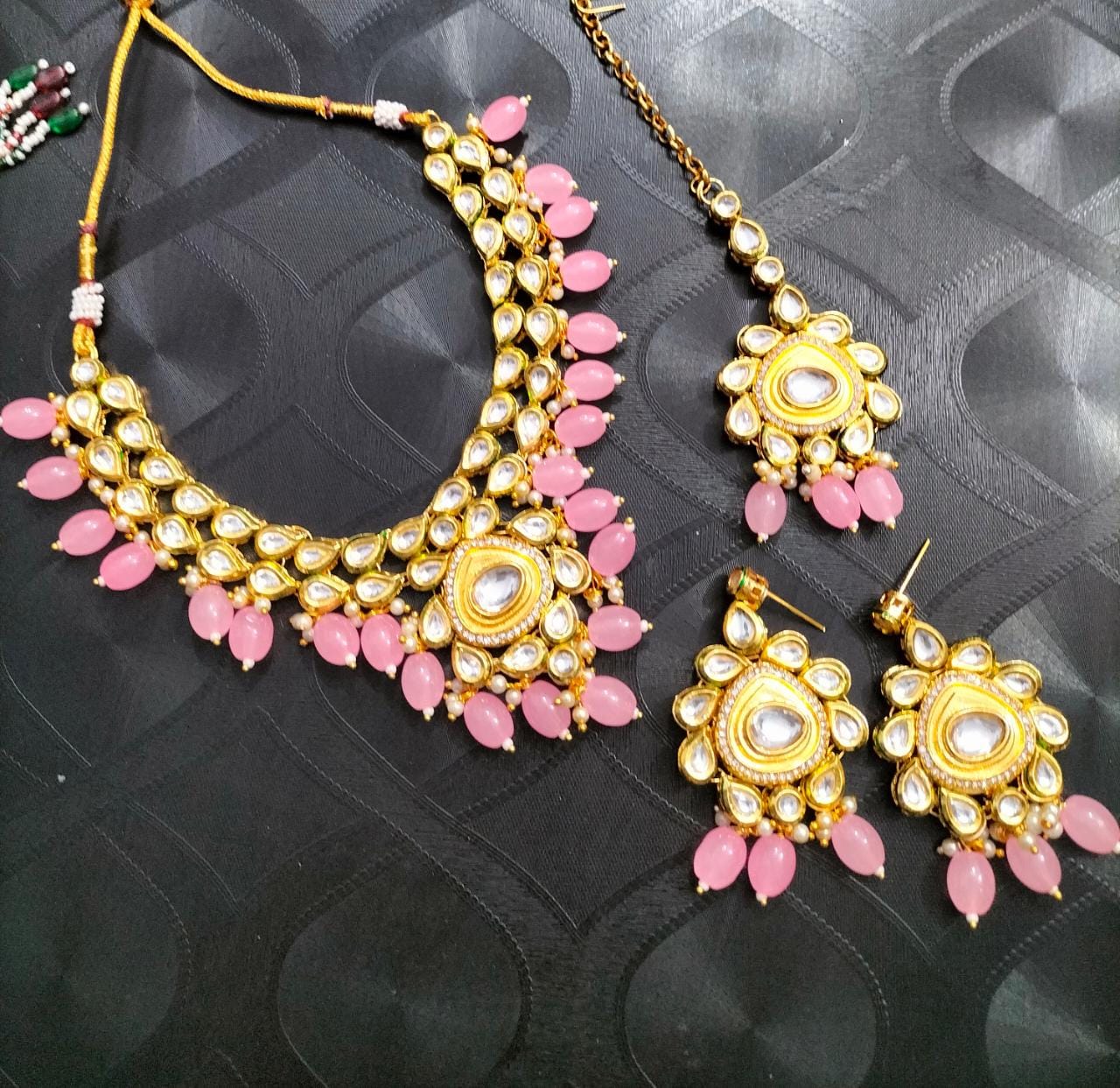 Kundan Emrald green neckpiece