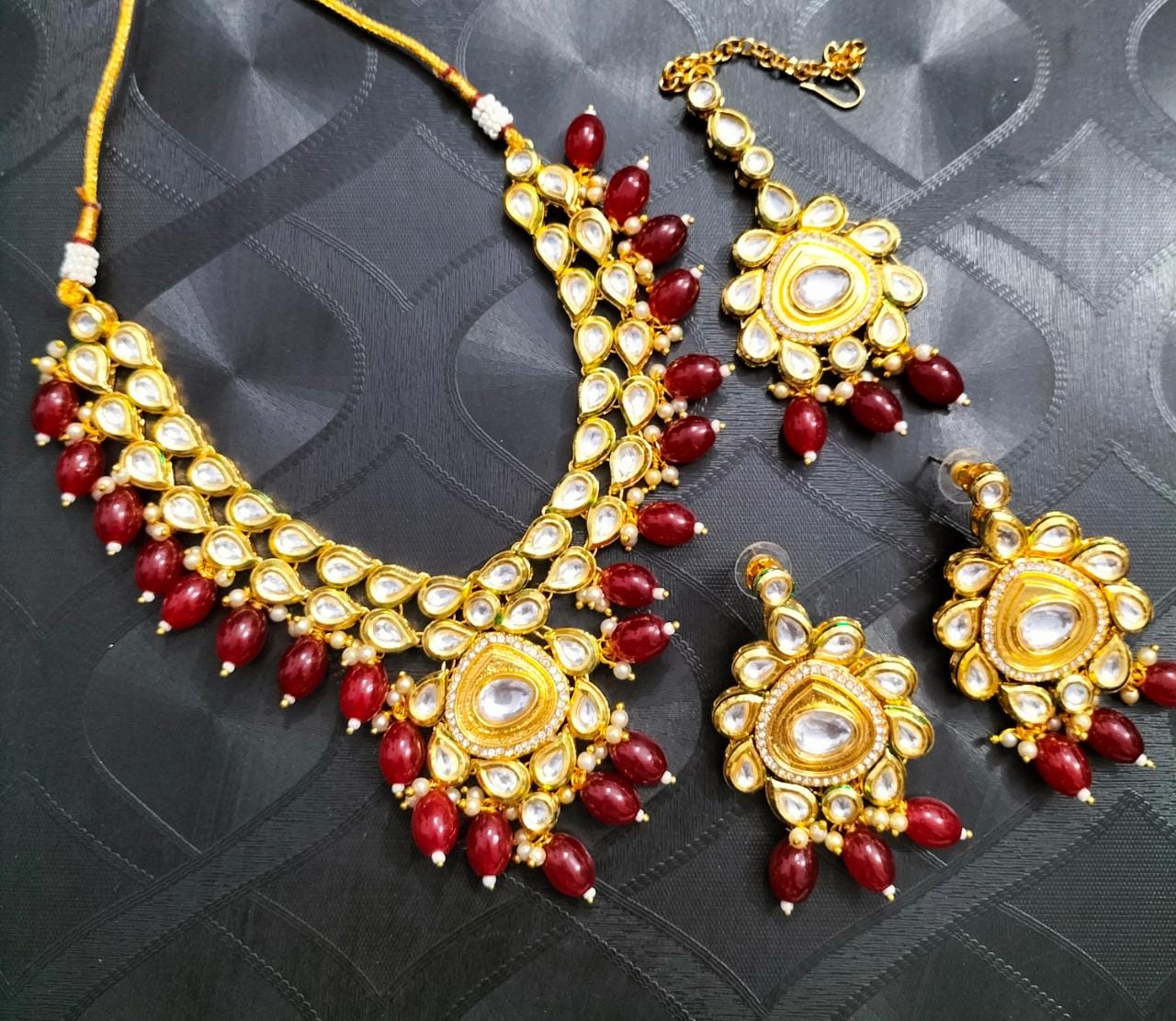 Kundan Emrald green neckpiece