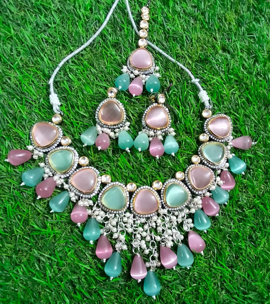 Monalisa beads neckpiece with maangtika