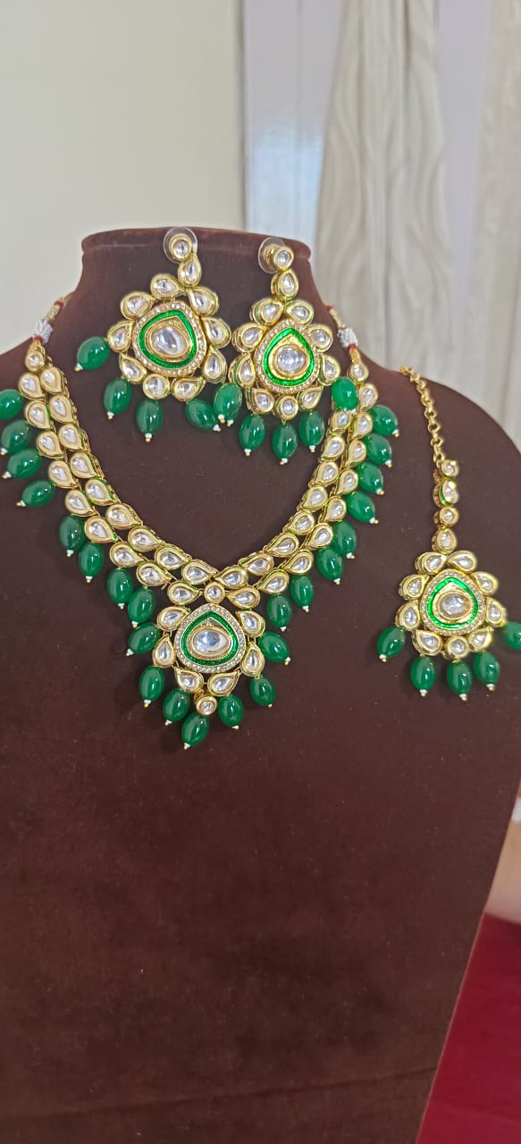 Kundan Emrald green neckpiece