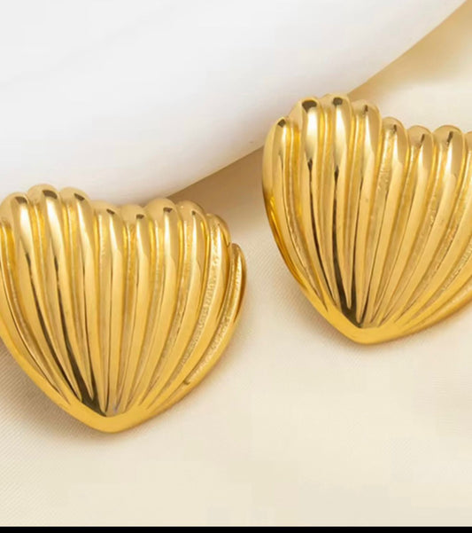 Heart shaped studs earrings